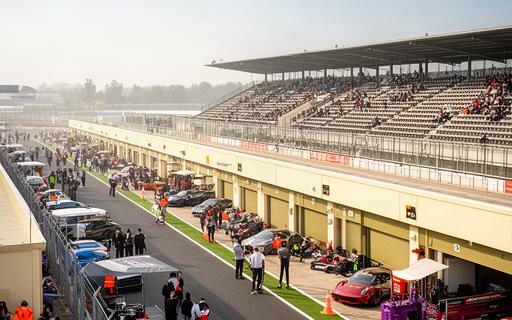 地方サーキットの観客席とピットを活用した集客イベントの運営風景