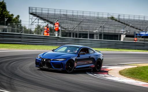 タイヤショップの顧客がサーキットで新品タイヤの性能を確かめる走行会